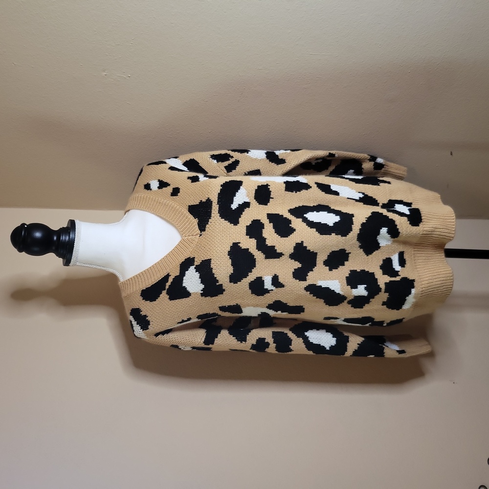 Womenwa animal print v neck sweater size M